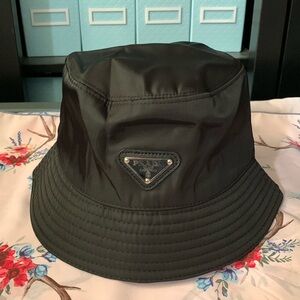 NWT PRADA bucket hat - med